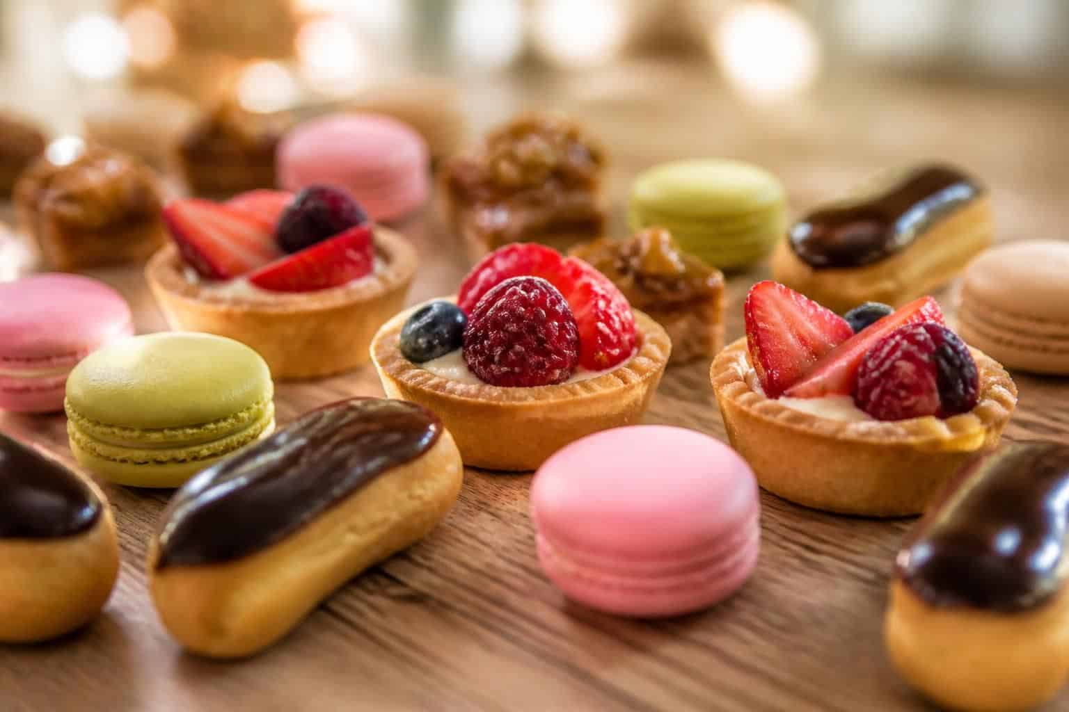 découvrez nos idées de mignardises sucrées faciles et gourmandes pour régaler vos invités avec des desserts simples à préparer et délicieux.