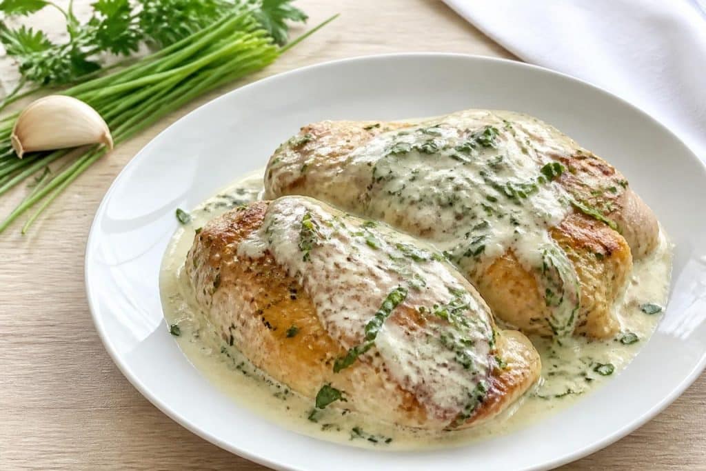 découvrez une recette facile et rapide de poulet au boursin ail et fines herbes, savoureuse et parfaite pour un repas gourmand en toute simplicité.